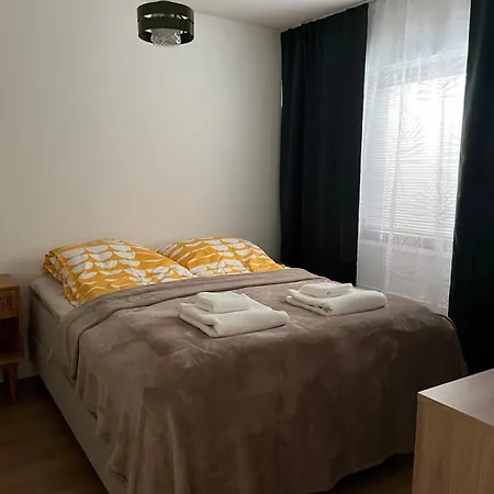 Apartman Peaceful One-bedroom Apartment, Private Yard And Parking