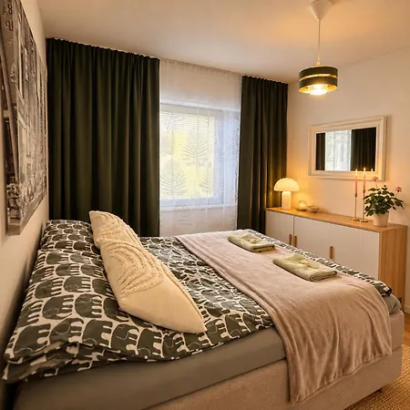 Peaceful One-bedroom Apartment, Private Yard And Parking *